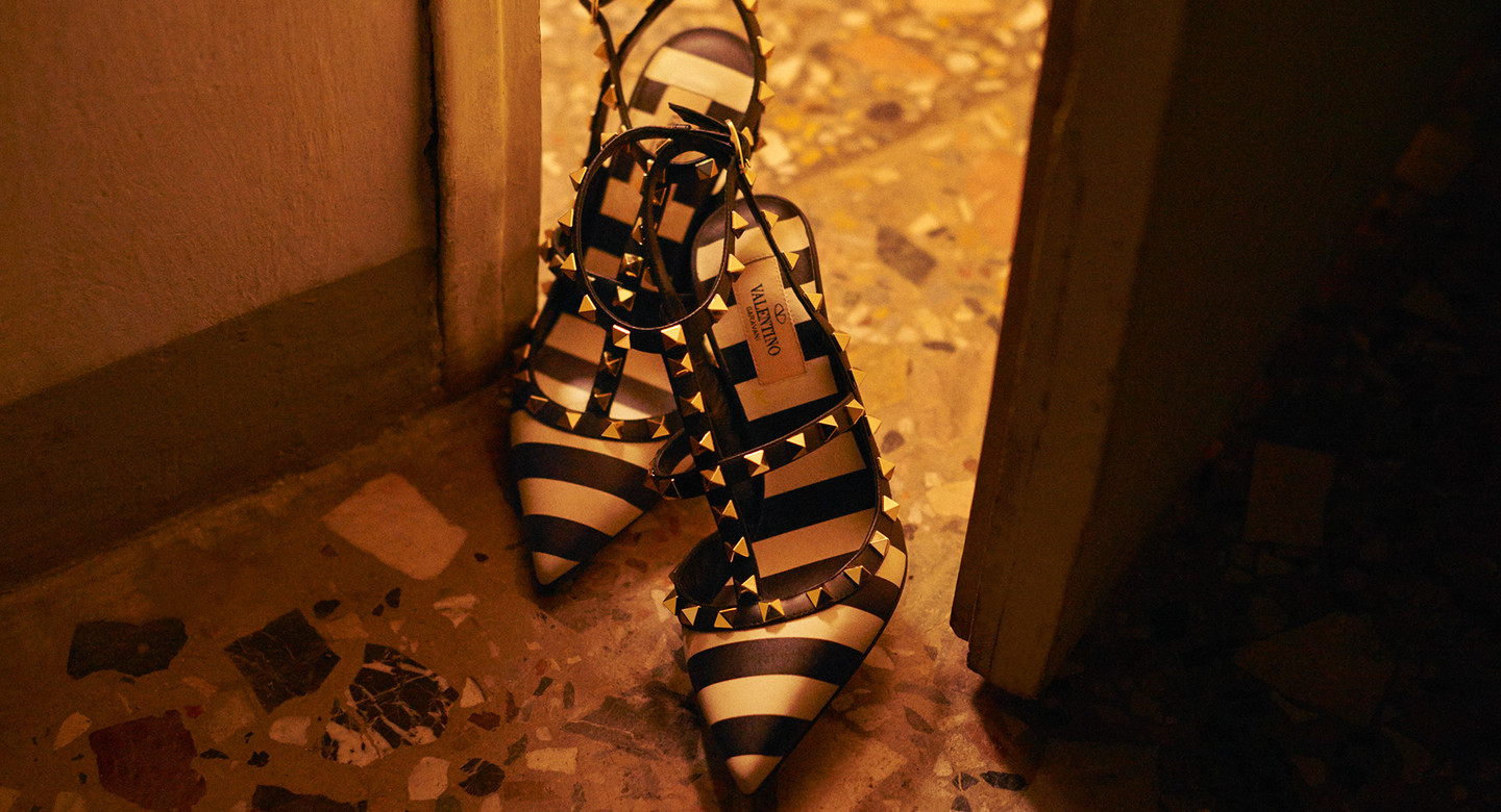 Valentino - Valentino V StripesDiscover the iconic black and white V Stripes Collection购买系列