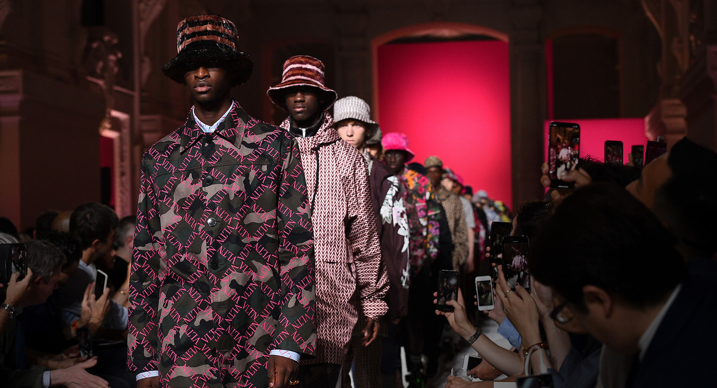 Valentino - 创作总监 Pierpaolo Piccioli 呈献 2019 春夏男装系列欣赏时装秀探索系列